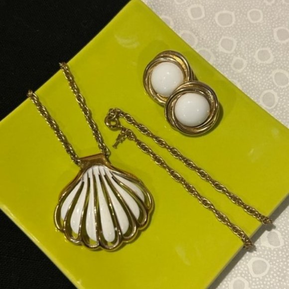 🏖️Crown TRIFARI Gold White Enamel Shell Pendant Necklace with Earrings - Picture 1 of 8
